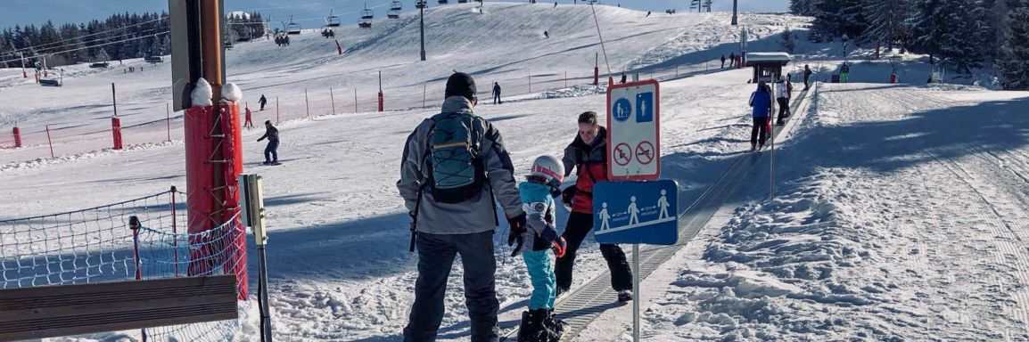 Single-parent skiing with child