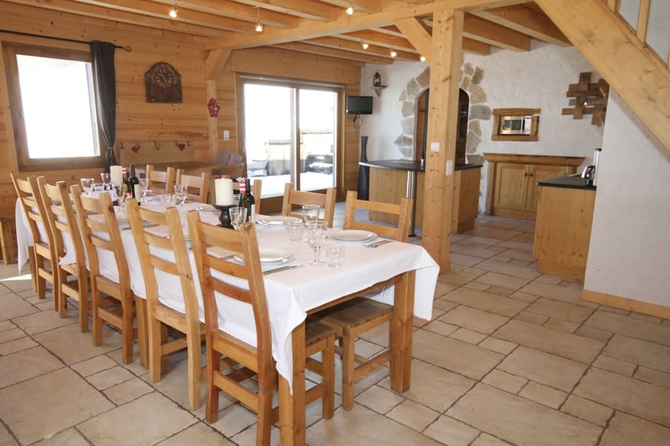 The dining area in Chalet Le Prêle