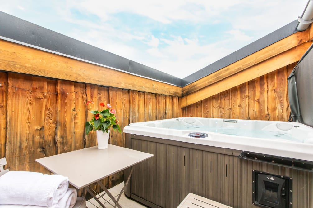 Rooftop Hot Tub in Chalet Myrtille