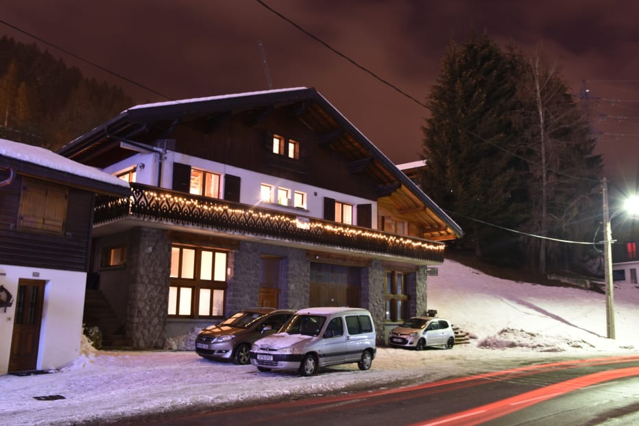 The exterior of solo ski Chalet Chez Claude