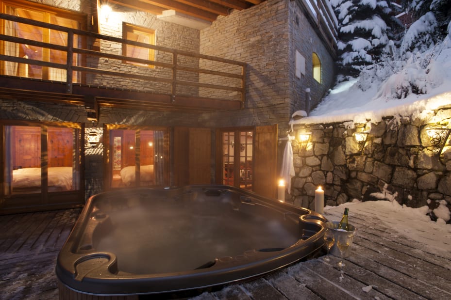 Outdoor hot-tub in Chalet La Petite Pia