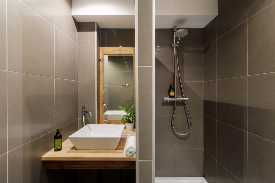 Chalet La Rocade en-suite bathroom