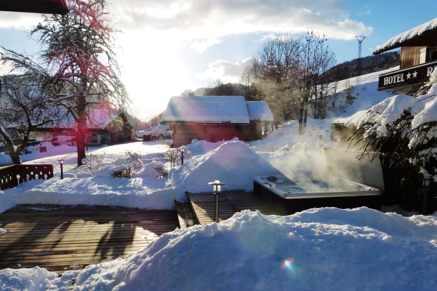 Chalet La Rocade outdoor hot tub