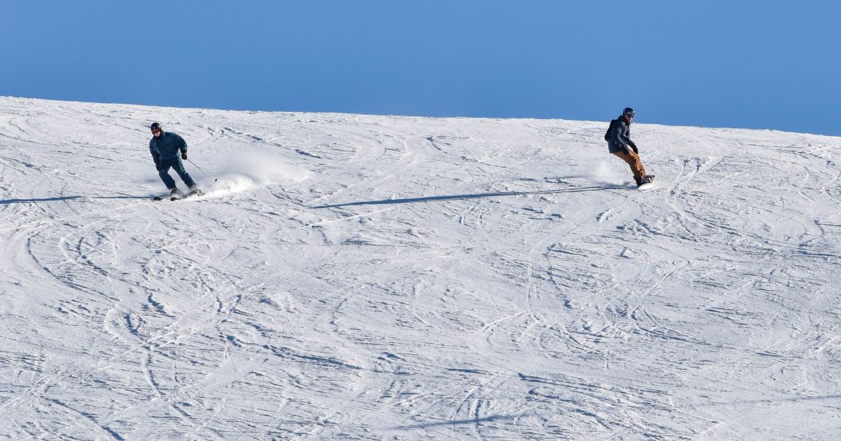 luisteraar machine Aan het liegen Skiing vs Snowboarding (Updated for 2023)
